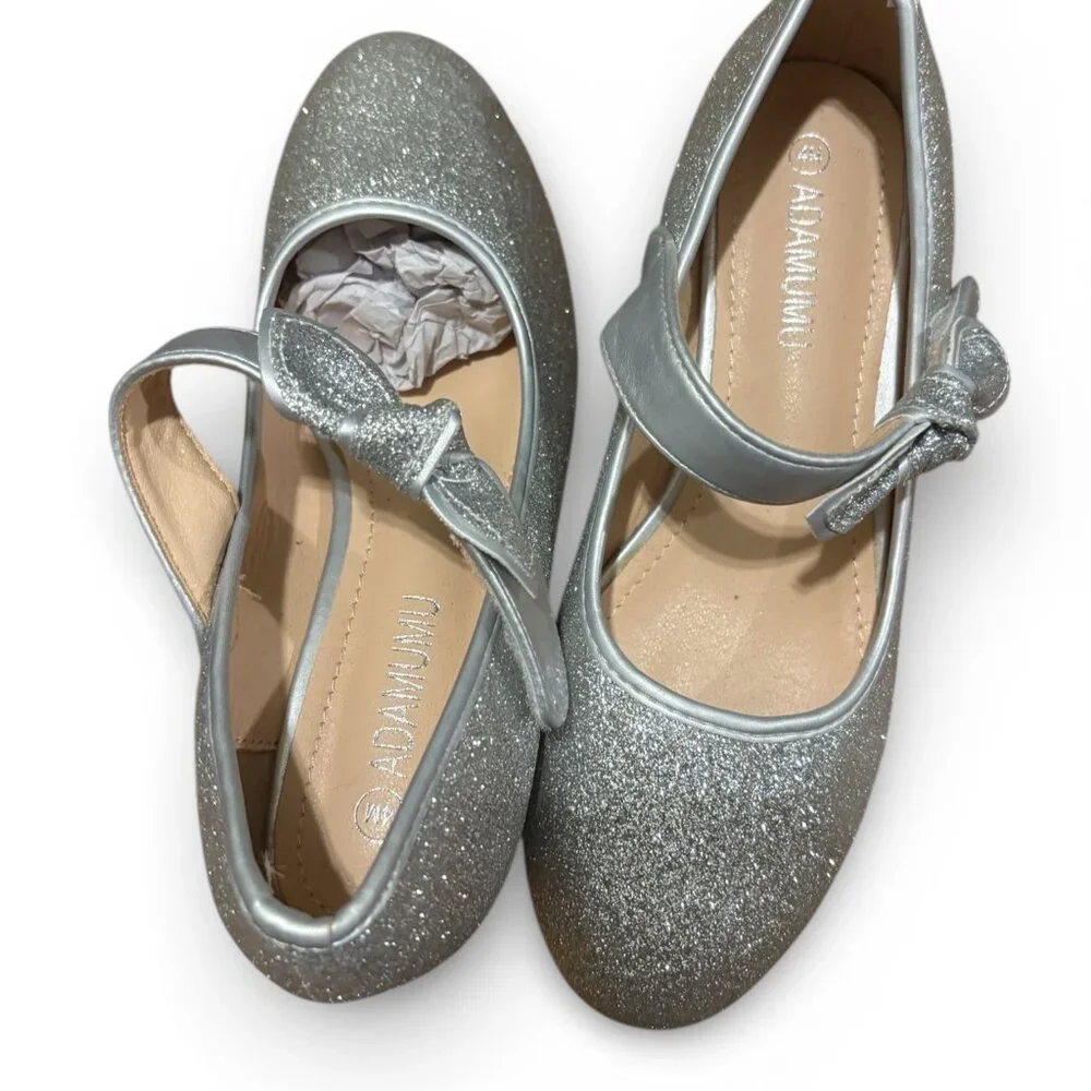 Kids size 4M silver shoes